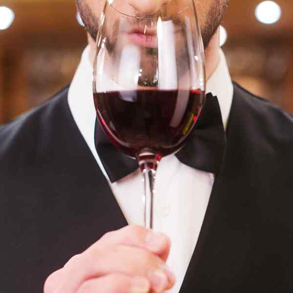 THE IMPORTANCE OF HAVING A SOMMELIER IN YOUR RESTAURANT